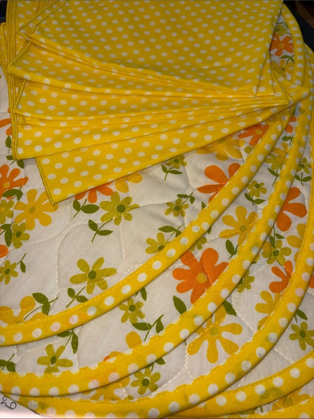 Vintage‎ Yellow Floral and Polka Dot 6 placemats and 5 matching napkins D3